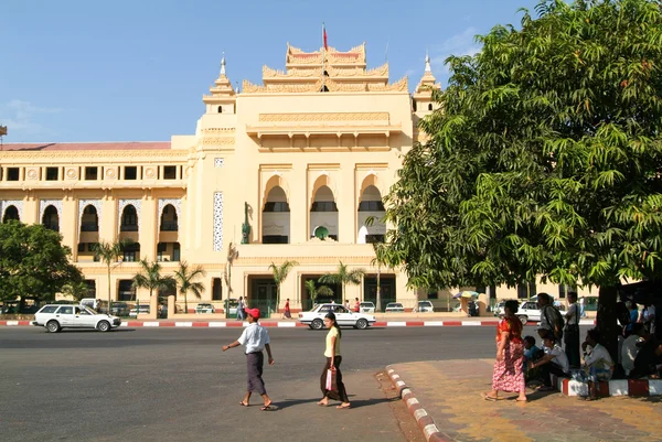 Ludzie chodzą przed ratusz Yangon — Zdjęcie stockowe