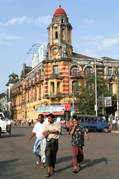 People walking in front of a colonial house of Yangon — Stock Photo, Image