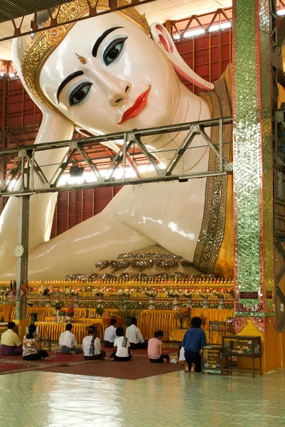 Věřících se modlí u pagody Chaukhtatgy — Stock fotografie