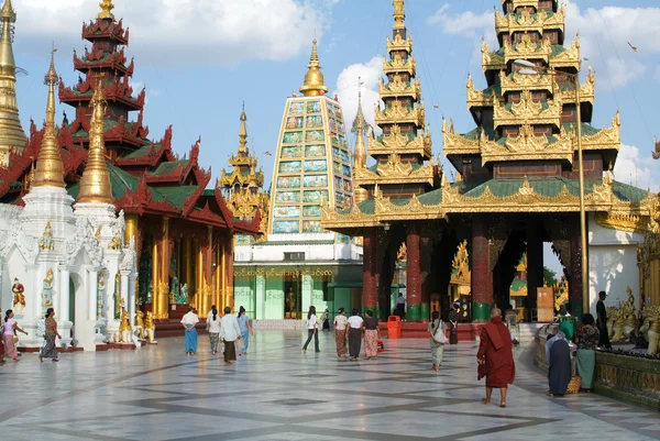 Gente caminando por la zona de la pagoda Shwedagon en Yangón —  Fotos de Stock