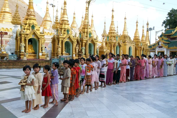 Folk köade med erbjudanden i området av de Shwedagon Pagoda i — Stockfoto