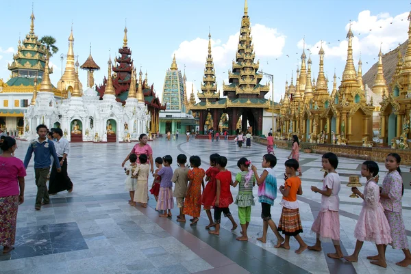 Ludzie w kolejce z oferty w zakresie Shwedagon Pagoda w — Zdjęcie stockowe