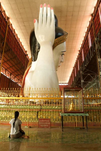 Croyants priant à la pagode Chaukhtatgy de Yangon — Photo