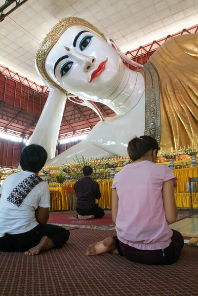 Belivers se modlí u pagody Chaukhtatgy Yangon — Stock fotografie