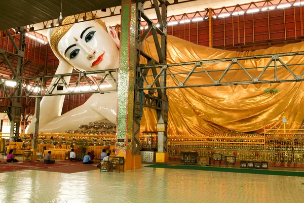 Credenti che pregano alla pagoda Chaukhtatgy di Yangon — Foto Stock