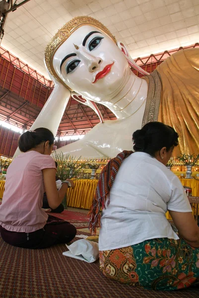 Belivers rukoilee pagodi Chaukhtatgy Yangon — kuvapankkivalokuva