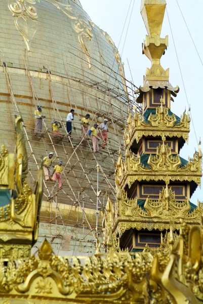 Pracownicy naprawiający stupa Shwedagon Pagoda w Yangon — Zdjęcie stockowe