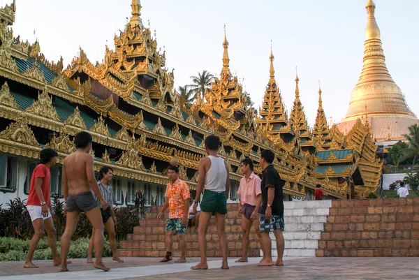 Ludzi grających w piłkę w obszarze Shwedagon Pagoda i — Zdjęcie stockowe