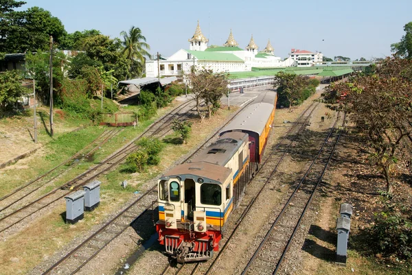 Κυκλική σιδηροδρομικές τρένο φεύγει Γιανγκόν, κεντρικό σιδηροδρομικό σταθμό, στην — Φωτογραφία Αρχείου