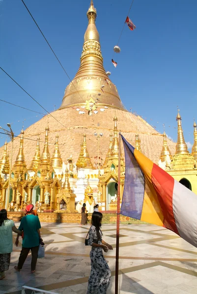 Gente caminando por la zona de la pagoda Shwedagon — Foto de Stock