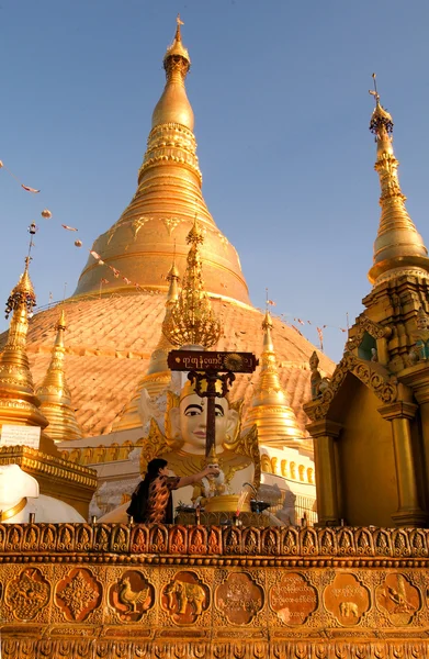 De Shwedagon Pagoda in Yangon — Stockfoto