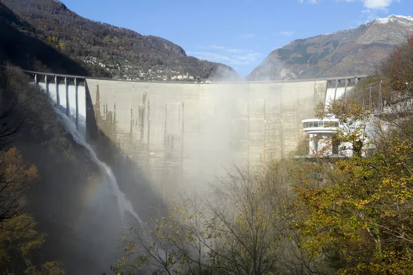 Dammen vid verzasca på den italienska delen av swtzerland — Stockfoto