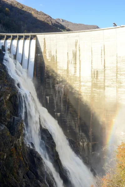 The dam of Verzasca on the italian part of Swtzerland — Stock Photo, Image