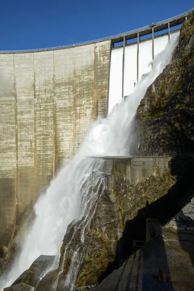 A barragem de Verzasca na parte italiana de Swt= — Fotografia de Stock
