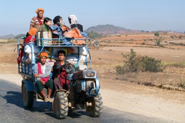 Bir traktör Pindaya kırsal kesimde insanlar tıka basa dolu