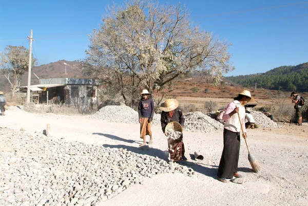 Människor transporterar stenarna för vägkonstruktion nära Pindaya — Stockfoto
