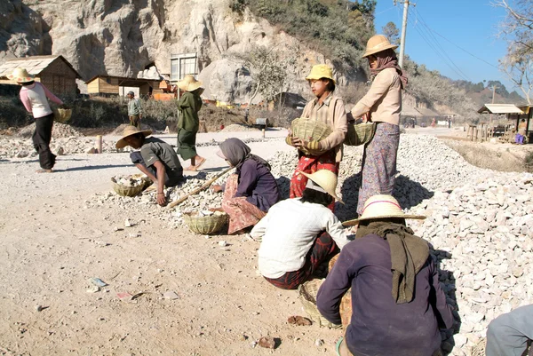 Pessoas que transportam pedras para construção de estradas perto de Pindaya — Fotografia de Stock