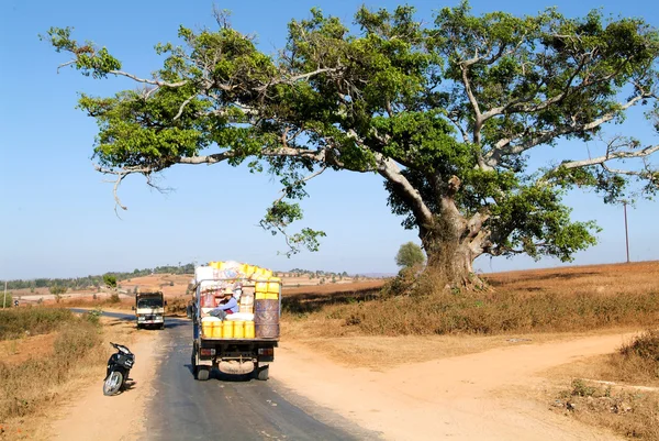 Personas en una pista en el campo de Pindaya en Myanmar — Foto de Stock