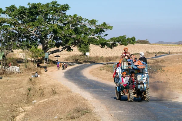 La gente atestada en un tractor en el campo de Pindaya — Foto de Stock