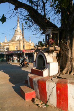 İnsanların önünde Kala köy adlı stupa motosiklet üzerinde