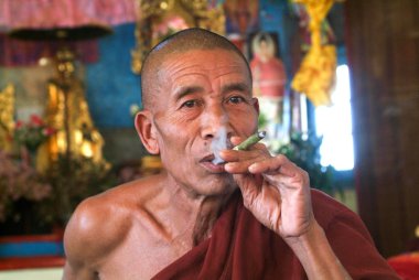 Keşiş Joate Köyü manastırda Sigara 