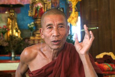 Keşiş Joate Köyü manastırda Sigara 