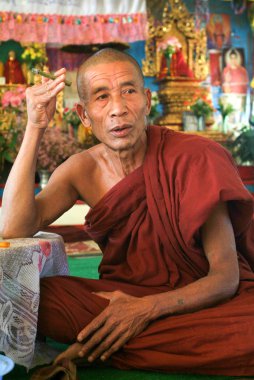 Keşiş Joate Köyü manastırda Sigara 