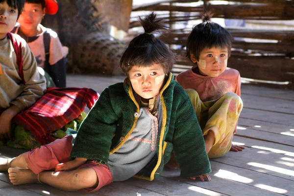 Anak-anak di desa Joate di pegunungan Kalaw — Stok Foto