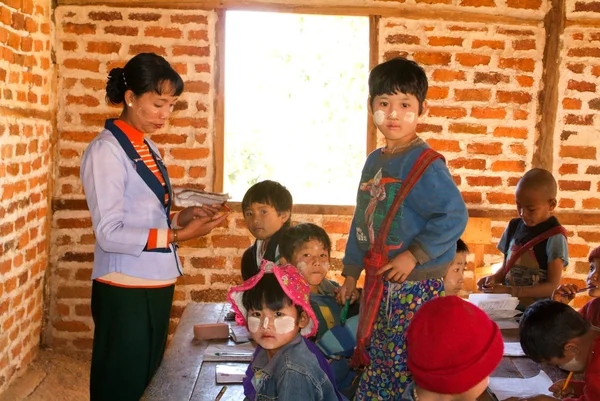 Leraar en leerlingen van de klas in het dorp van Joate — Stockfoto