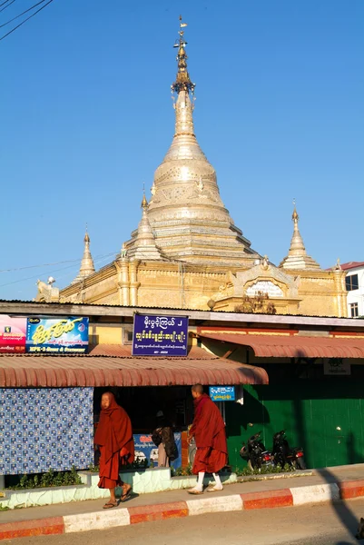 Monjes caminando frente a la estupa en el pueblo de Kalaw —  Fotos de Stock