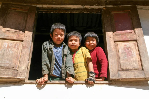 Barn vid fönstret på skolan i byn Joate — Stockfoto