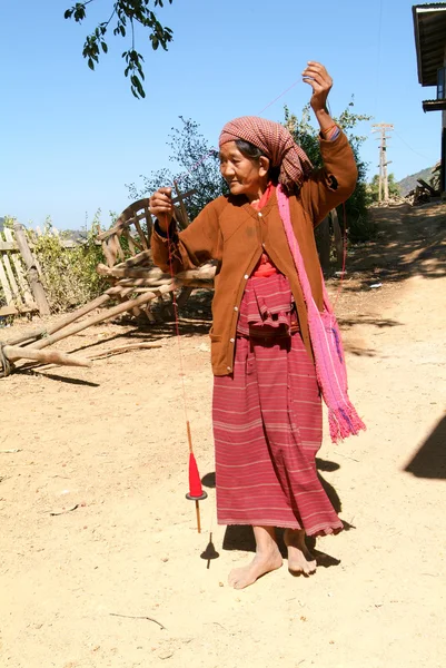 Mulher com artesanato na aldeia de Joate nas montanhas o — Fotografia de Stock