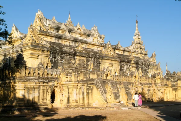 Pessoas caminhando em frente ao Mosteiro Maha Aungmye Bonzan em Inwa — Fotografia de Stock