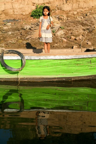 Jong meisje op een boot op Inwa in de buurt van Mandaley, Myanmar — Stockfoto