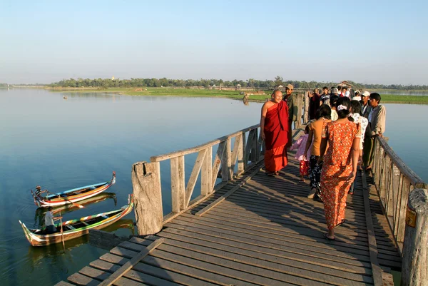 Gente caminando sobre el puente de madera de U Bein en el río Ayeyarwad —  Fotos de Stock