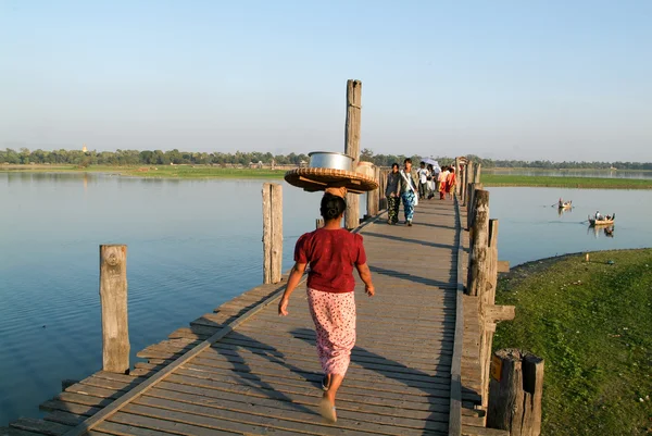 Τους ανθρώπους που περπατούν σε ξύλινη γέφυρα U Bein στις όχθες του ποταμού Ayeyarwad — Φωτογραφία Αρχείου
