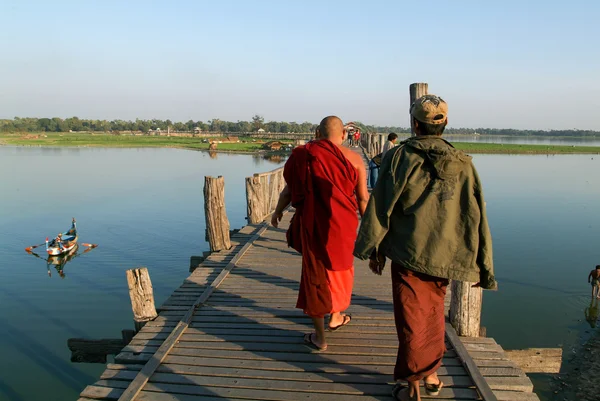 Mensen lopen op de houten brug van U Bein aan de rivier Ayeyarwad — Stockfoto