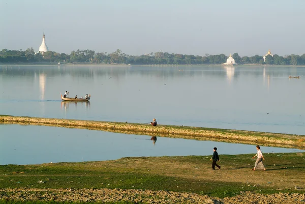 Ayeyarwad, Myanmar nehir kenarında yürüyüş insanlar — Stok fotoğraf