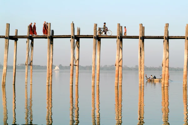 Mensen lopen op de houten brug van U Bein aan de rivier Ayeyarwad — Stockfoto