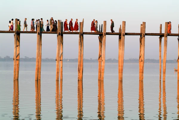 Lidí, kteří jdou na dřevěný most U Bein na řece Ayeyarwad — Stock fotografie