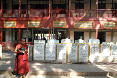 Keşiş Mahagandayon boyuyla pirinç kapsayıcısında ile yürüme 