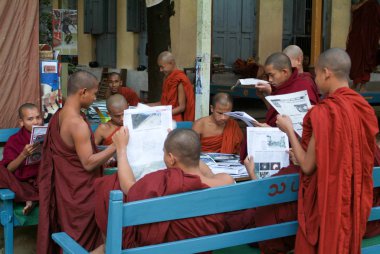 Rahipler newsparers Bin Kyaung Manastırı Shwe, okuma