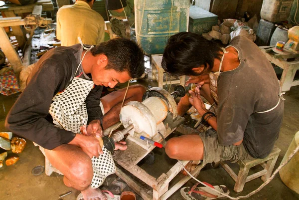 People processing of semi-precious stones on a factory of Mandal — Stock Photo, Image