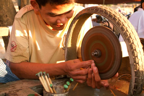 Verwerking van semi-edelstenen op een fabriek van Mandal mensen — Stockfoto