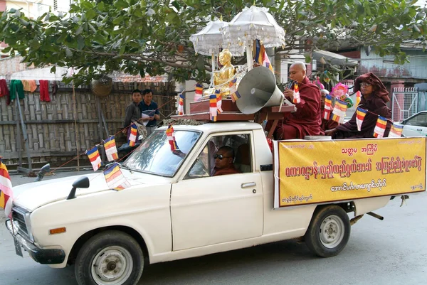 Monjes en un coche con altavoces en Mandalay, Myanmar . — Foto de Stock