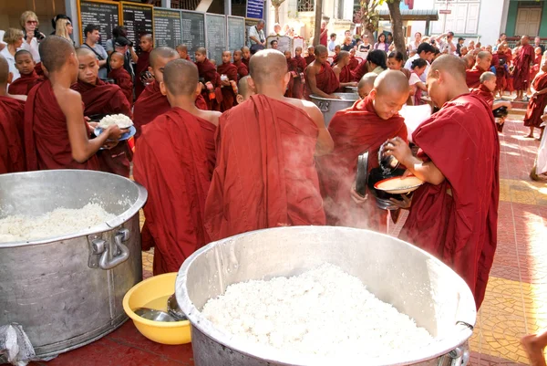 Mniši v řadě v Mahagandayon klášteře — Stock fotografie