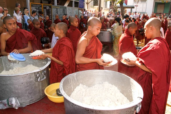 Monjes en fila en el Monasterio de Mahagandayon — Foto de Stock