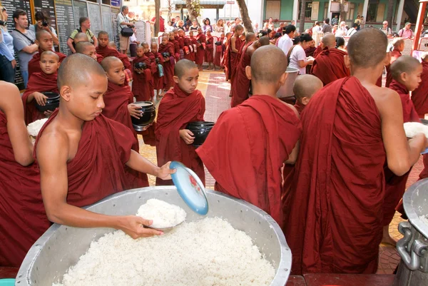 Mönche in einer Reihe im Mahagandayon-Kloster — Stockfoto