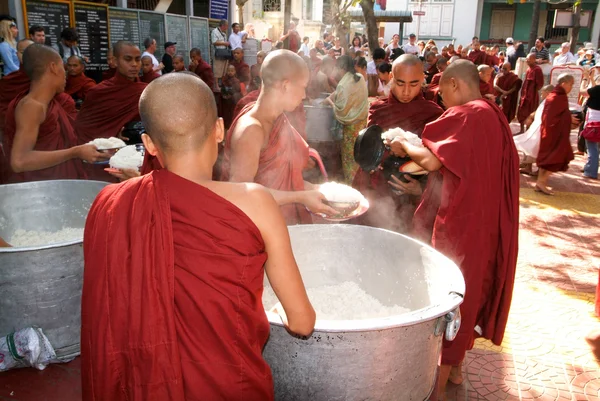 Monjes en fila en el Monasterio de Mahagandayon — Foto de Stock