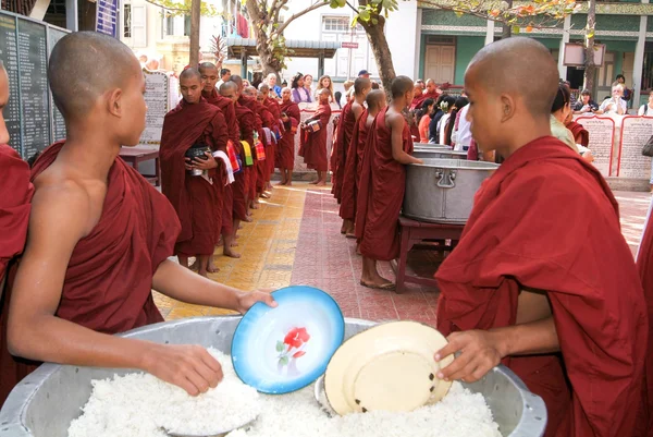 Monjes en fila en el Monasterio de Mahagandayon — Foto de Stock